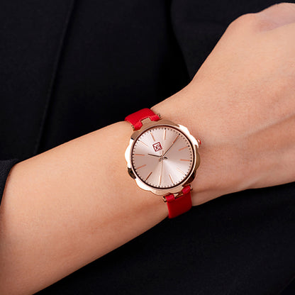 Reloj Cloe Análogo para Dama con Bisel en Forma de Flor y Correa de Charol