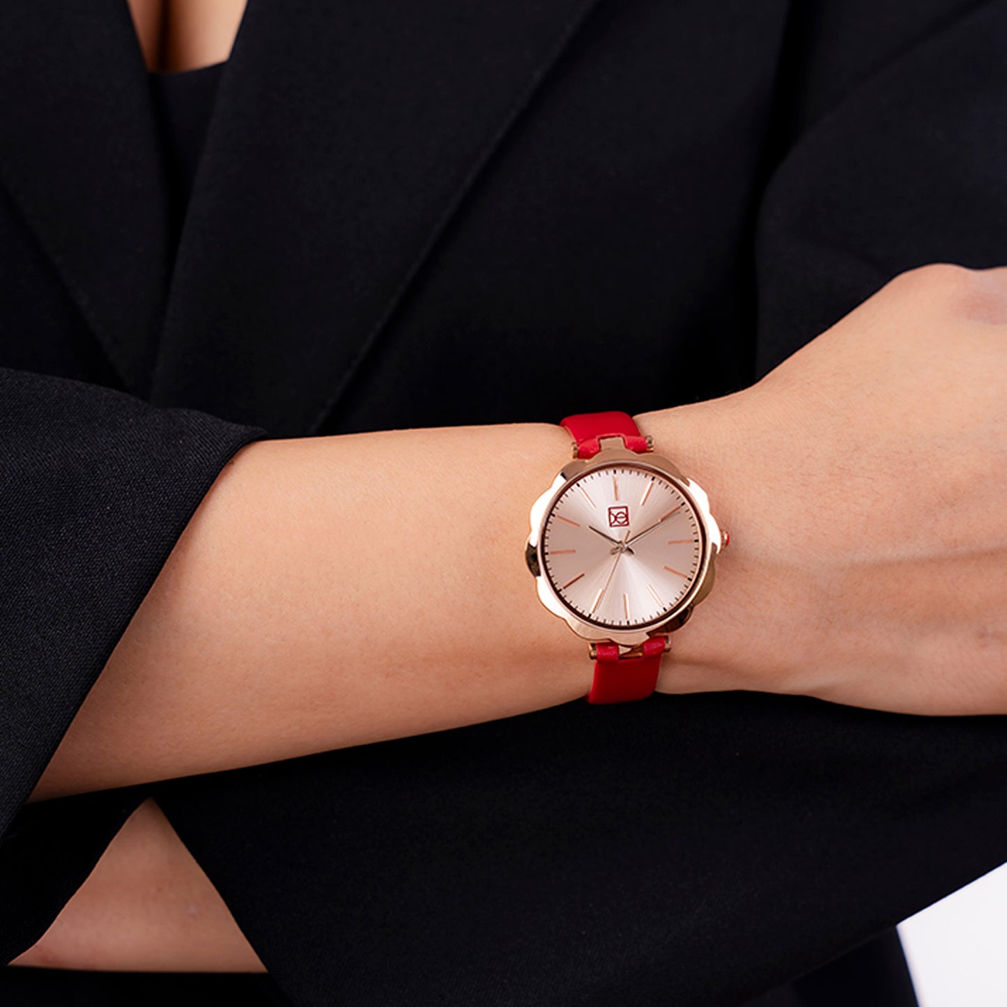 Reloj Cloe Análogo para Dama con Bisel en Forma de Flor y Correa de Charol