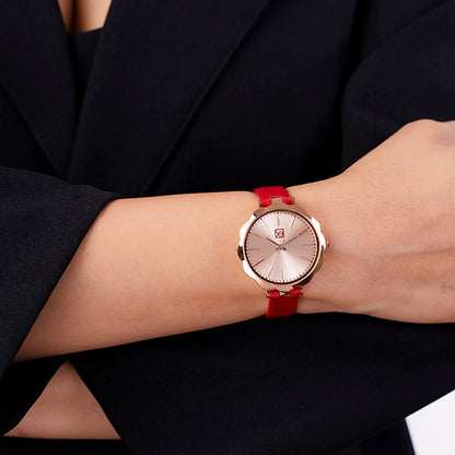 Reloj Cloe Análogo para Dama con Bisel en Forma de Flor y Correa de Charol