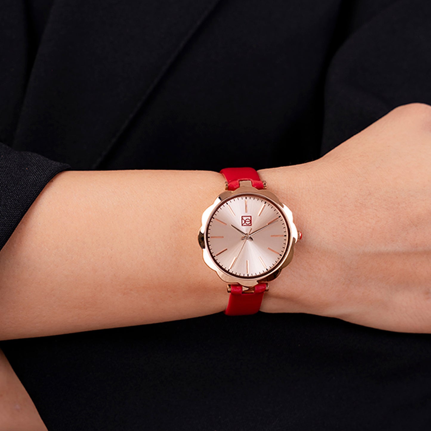 Reloj Cloe Análogo para Dama con Bisel en Forma de Flor y Correa de Charol