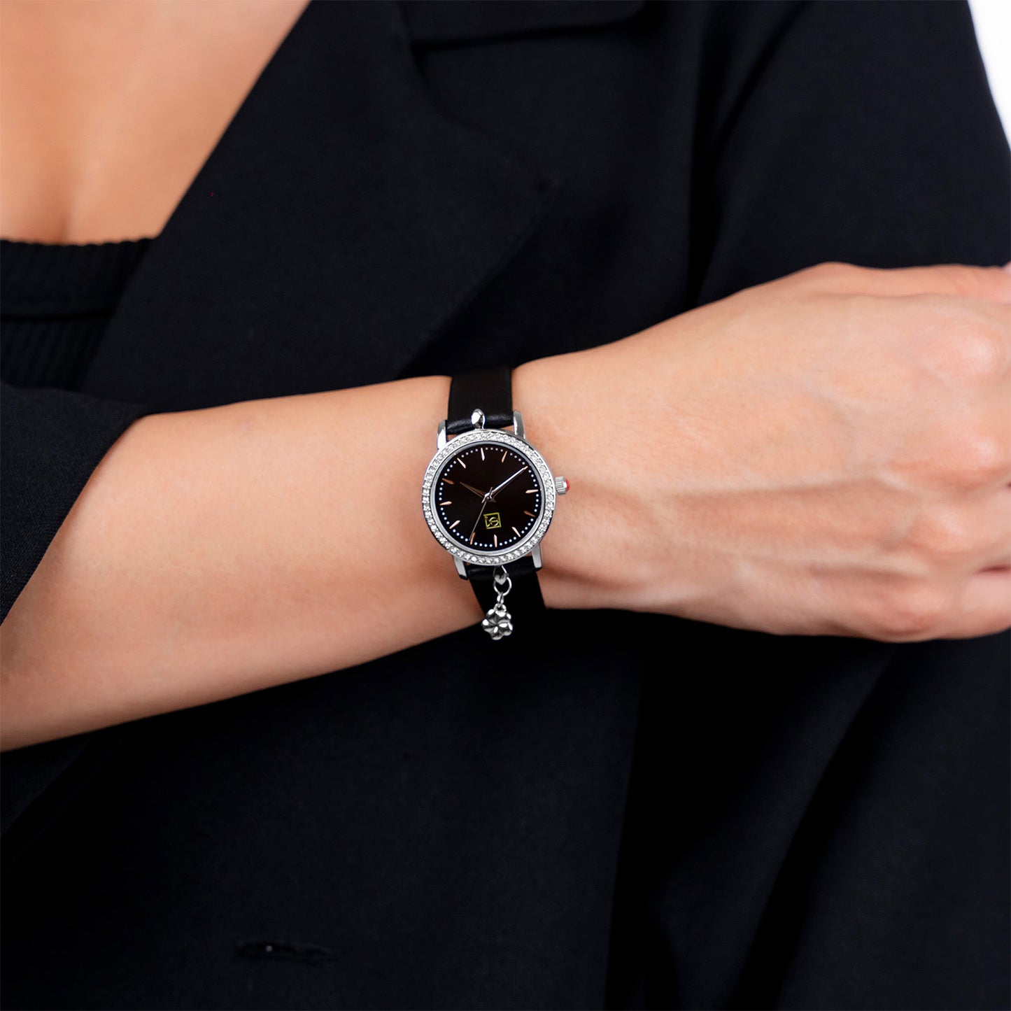 Reloj Cloe Análogo para Dama con Charm en Caja y Correa de Tactopiel OE2620