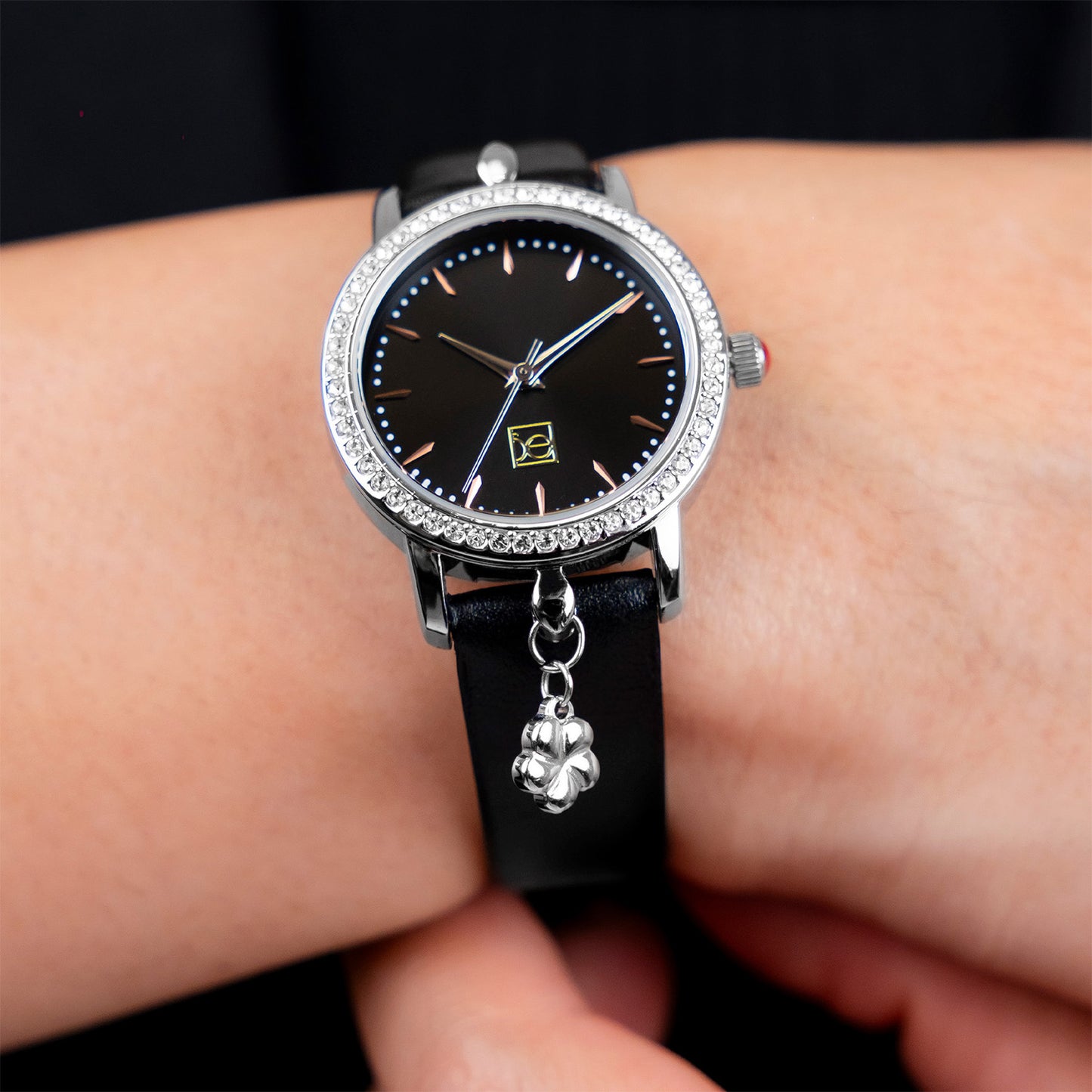Reloj Cloe Análogo para Dama con Charm en Caja y Correa de Tactopiel OE2620