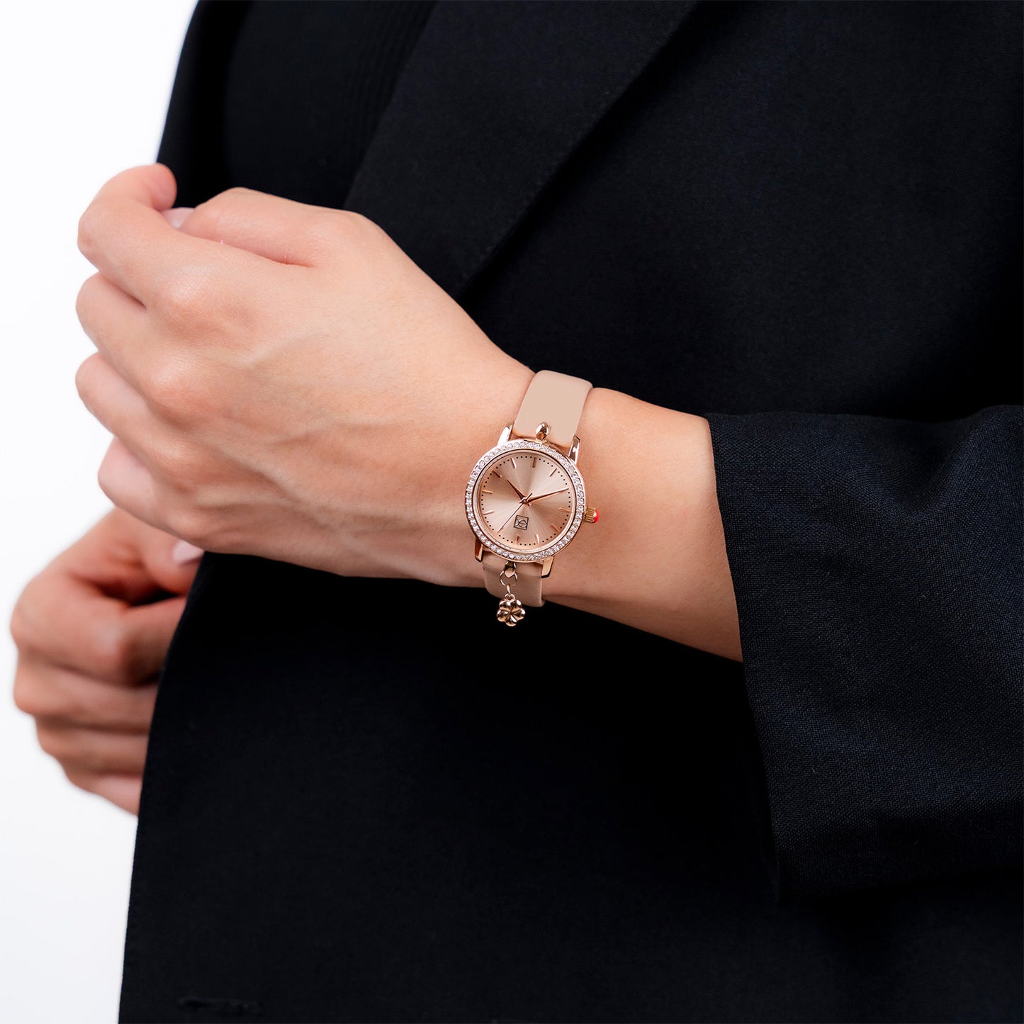 Reloj Cloe Análogo para Dama con Charm en Caja y Correa de Tactopiel OE2620
