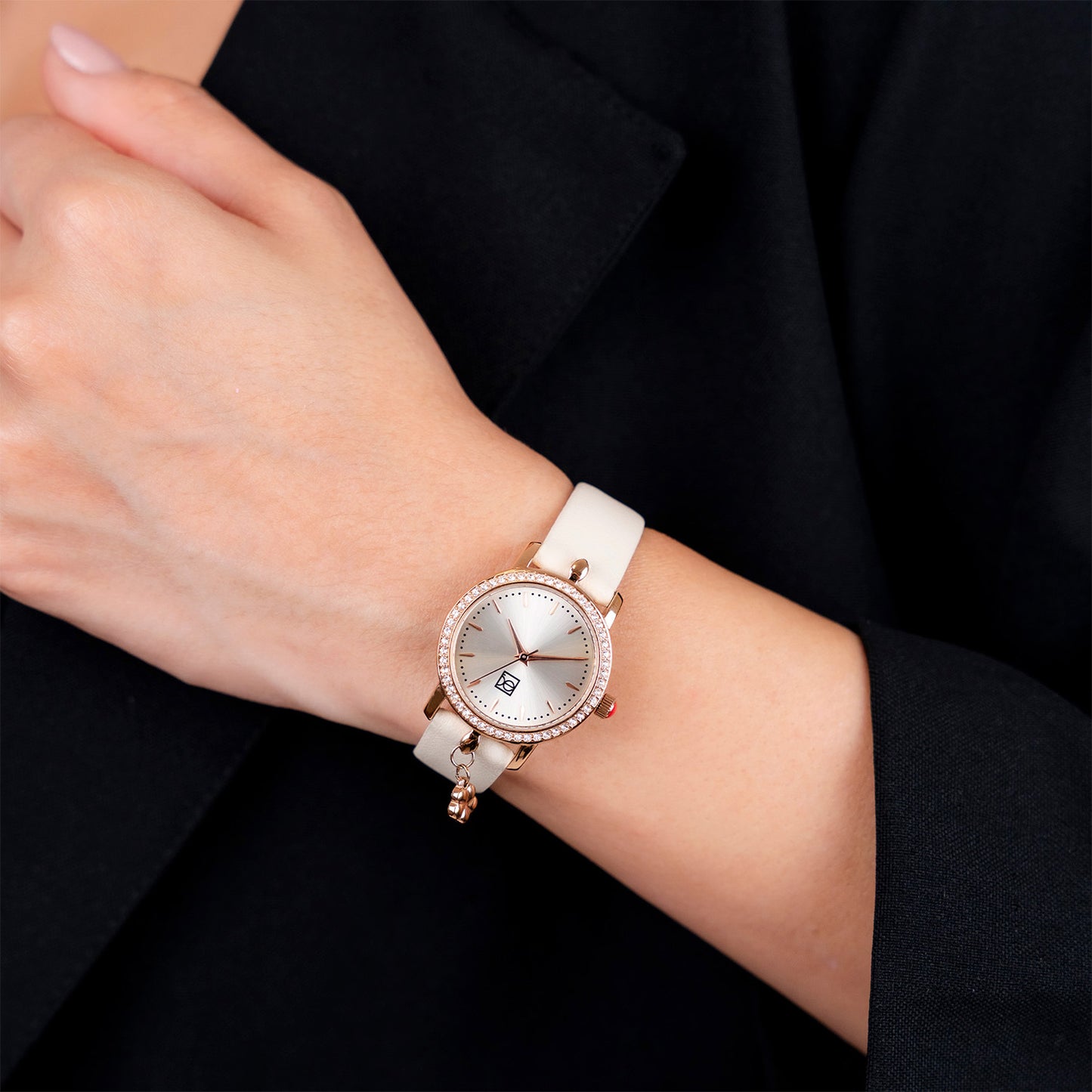 Reloj Cloe Análogo para Dama con Charm en Caja y Correa de Tactopiel OE2620