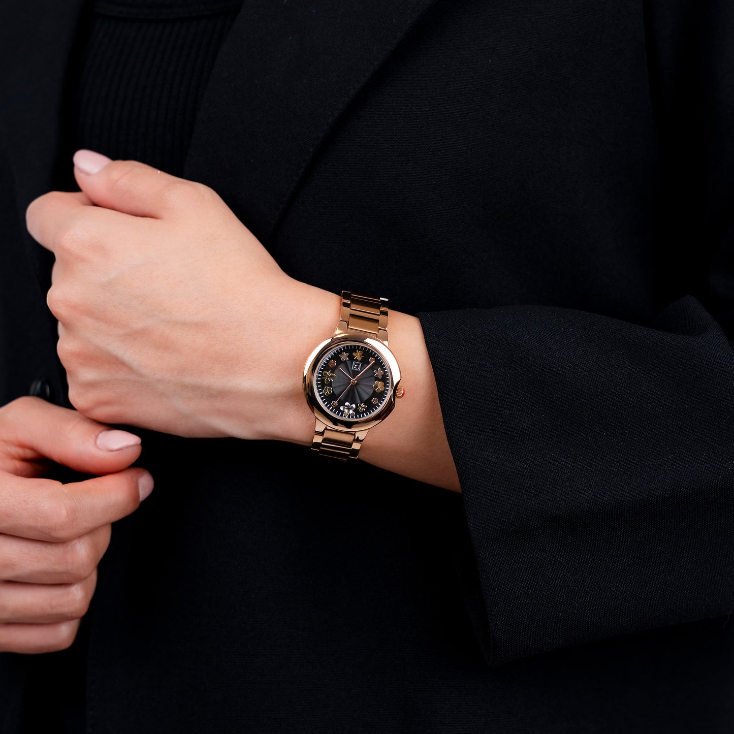 Reloj Cloe Análogo para Dama con Flores en Indicadores y Extensible de Acero Inoxidable OE2621