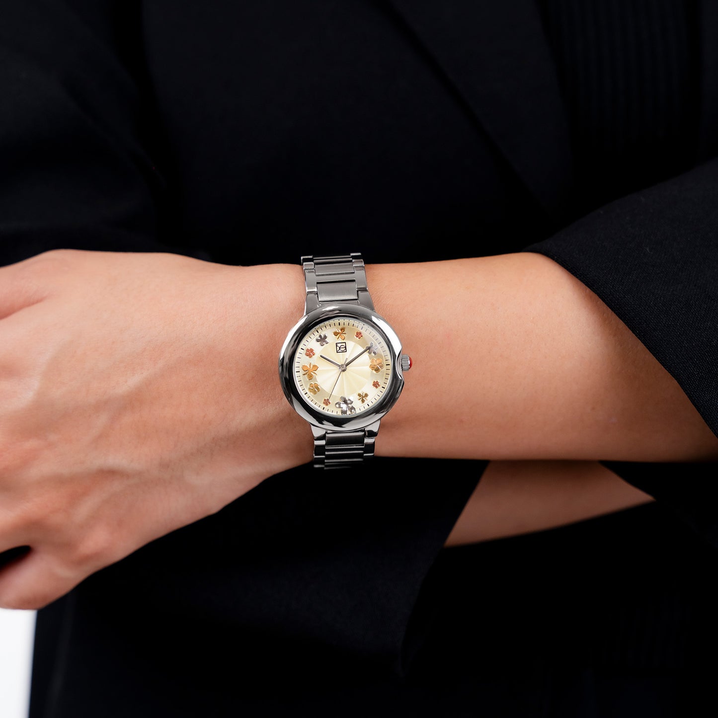 Reloj Cloe Análogo para Dama con Flores en Indicadores y Extensible de Acero Inoxidable OE2621
