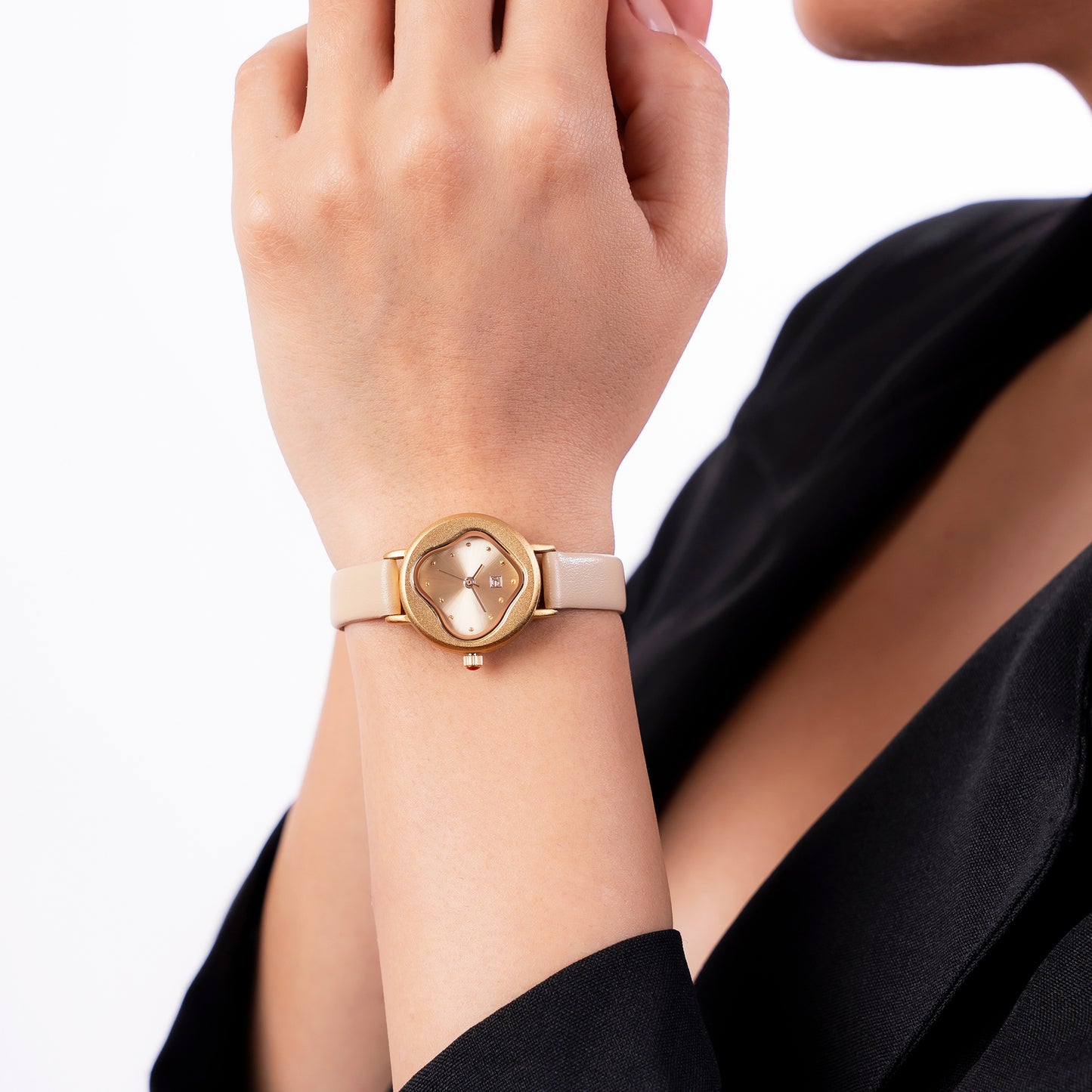 Reloj Cloe Análogo para Dama con Carátula Irregular y Correa de Tactopiel