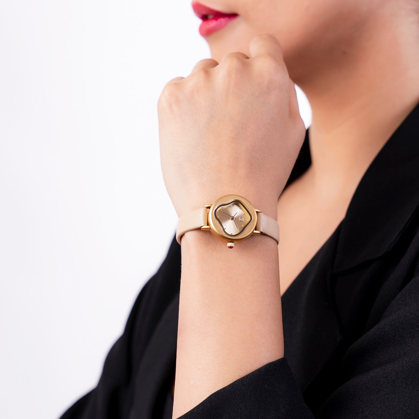 Reloj Cloe Análogo para Dama con Carátula Irregular y Correa de Tactopiel