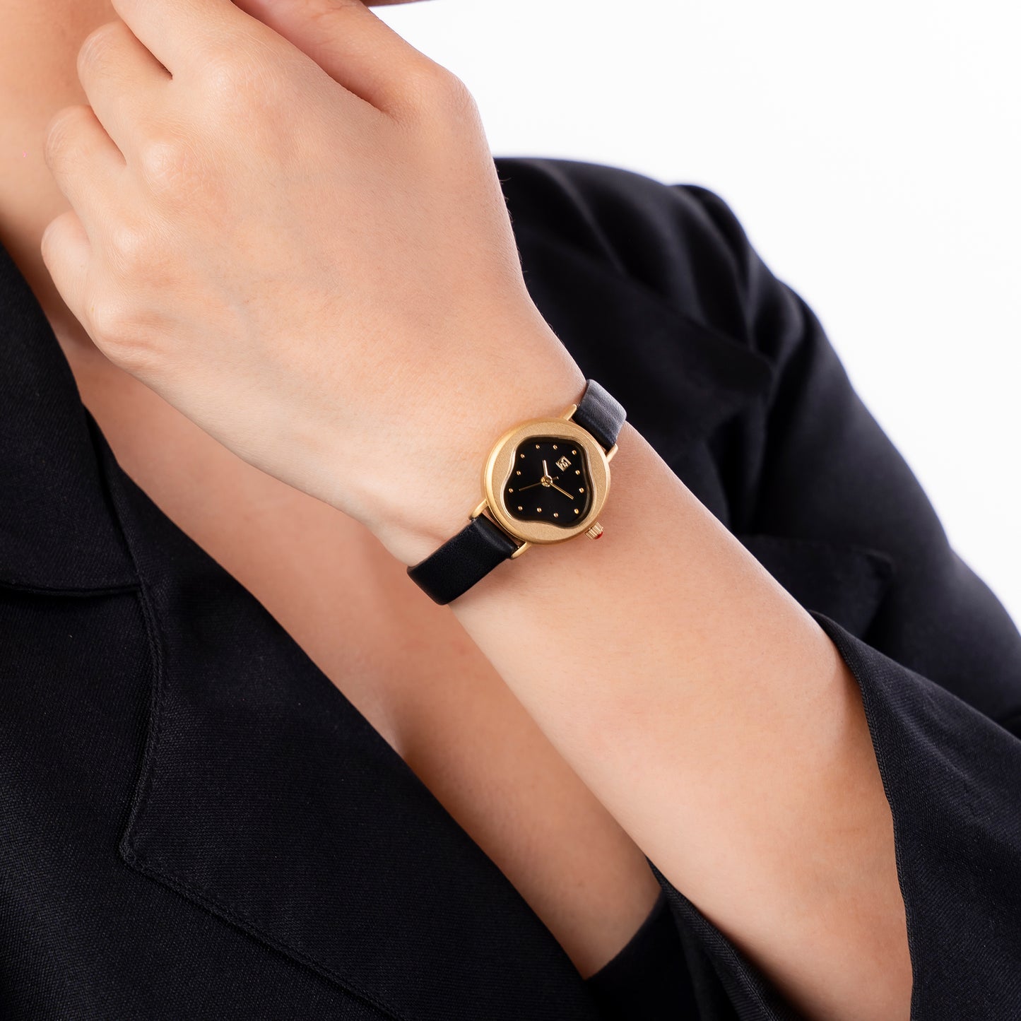 Reloj Cloe Análogo para Dama con Carátula Irregular y Correa de Tactopiel