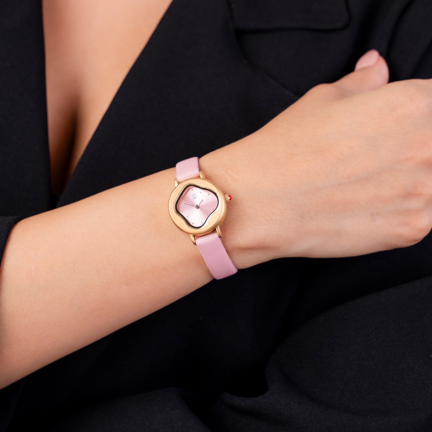 Reloj Cloe Análogo para Dama con Carátula Irregular y Correa de Tactopiel