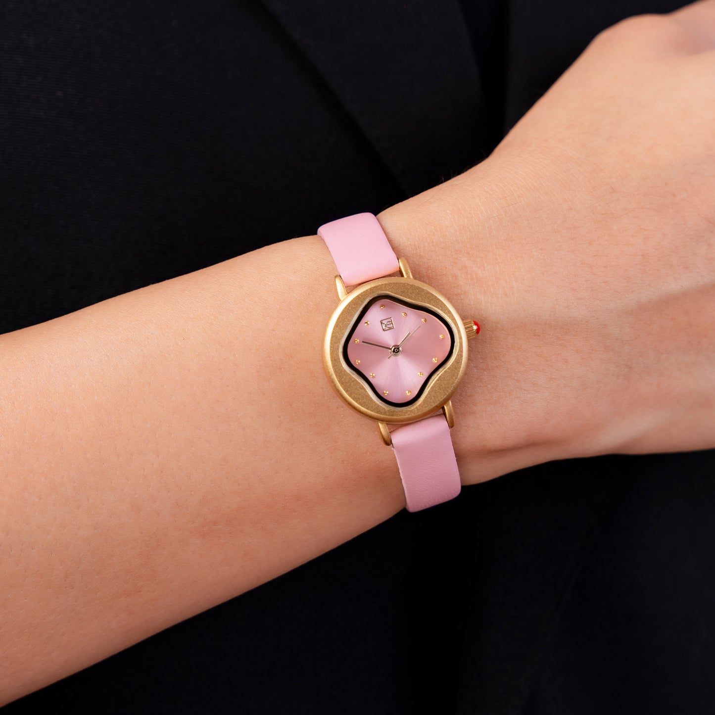 Reloj Cloe Análogo para Dama con Carátula Irregular y Correa de Tactopiel