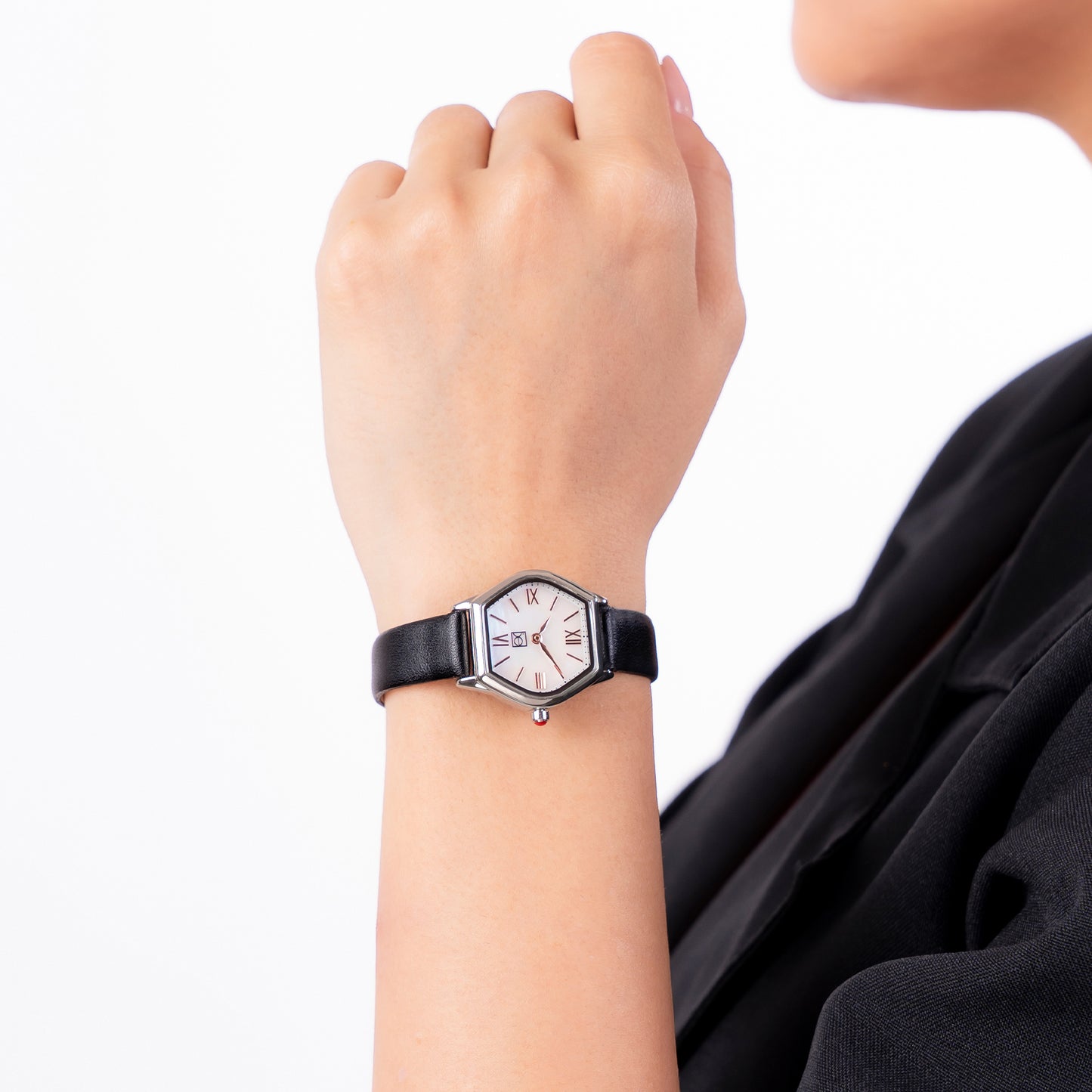 Reloj Cloe Análogo para Dama con Carátula Hexagonal y Correa de Tactopiel OE2626