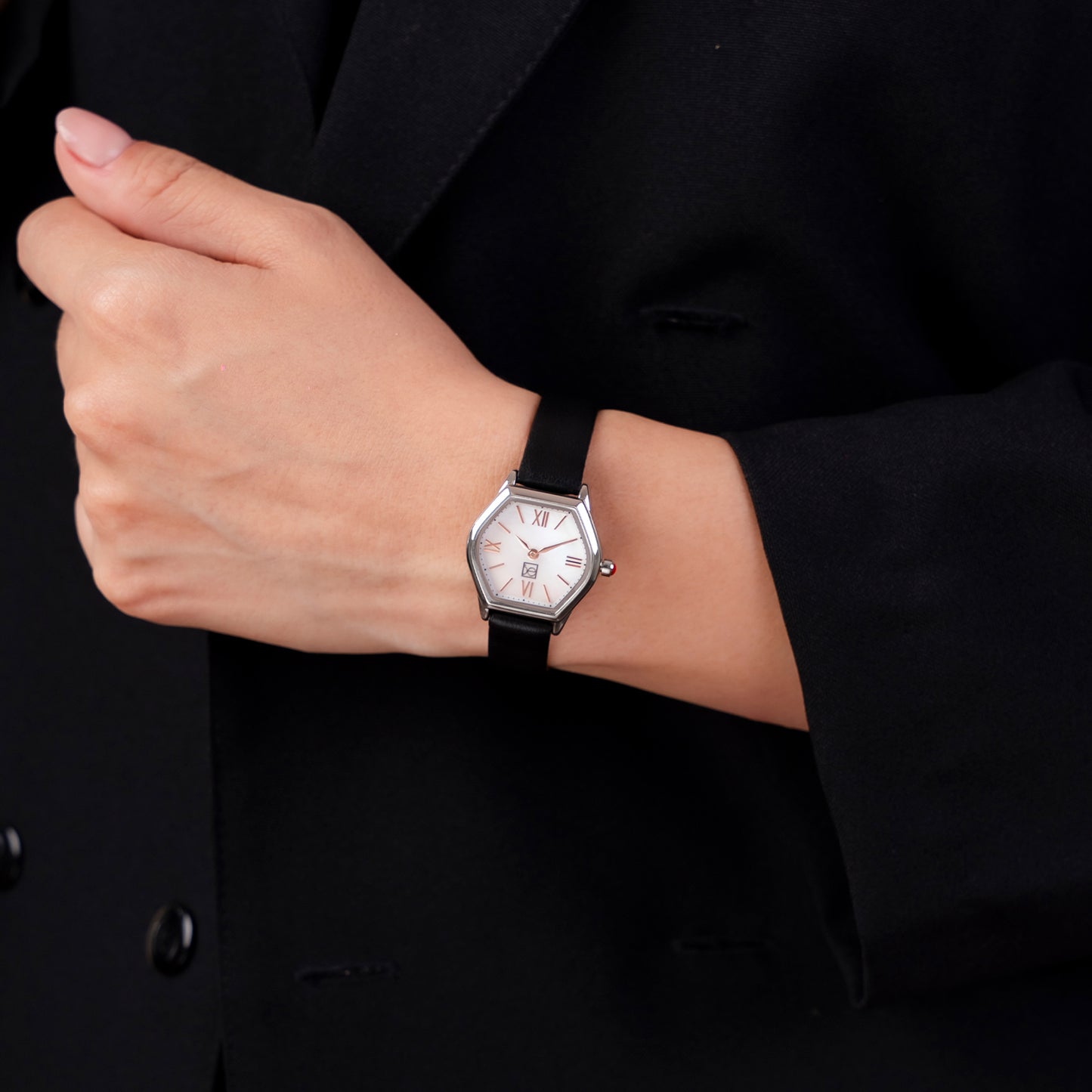Reloj Cloe Análogo para Dama con Carátula Hexagonal y Correa de Tactopiel OE2626