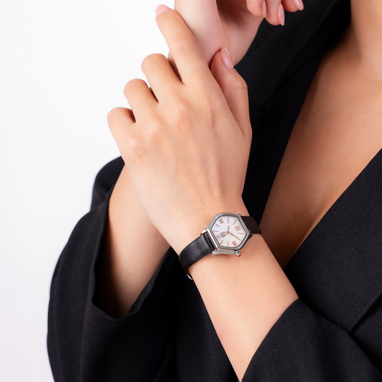Reloj Cloe Análogo para Dama con Carátula Hexagonal y Correa de Tactopiel OE2626