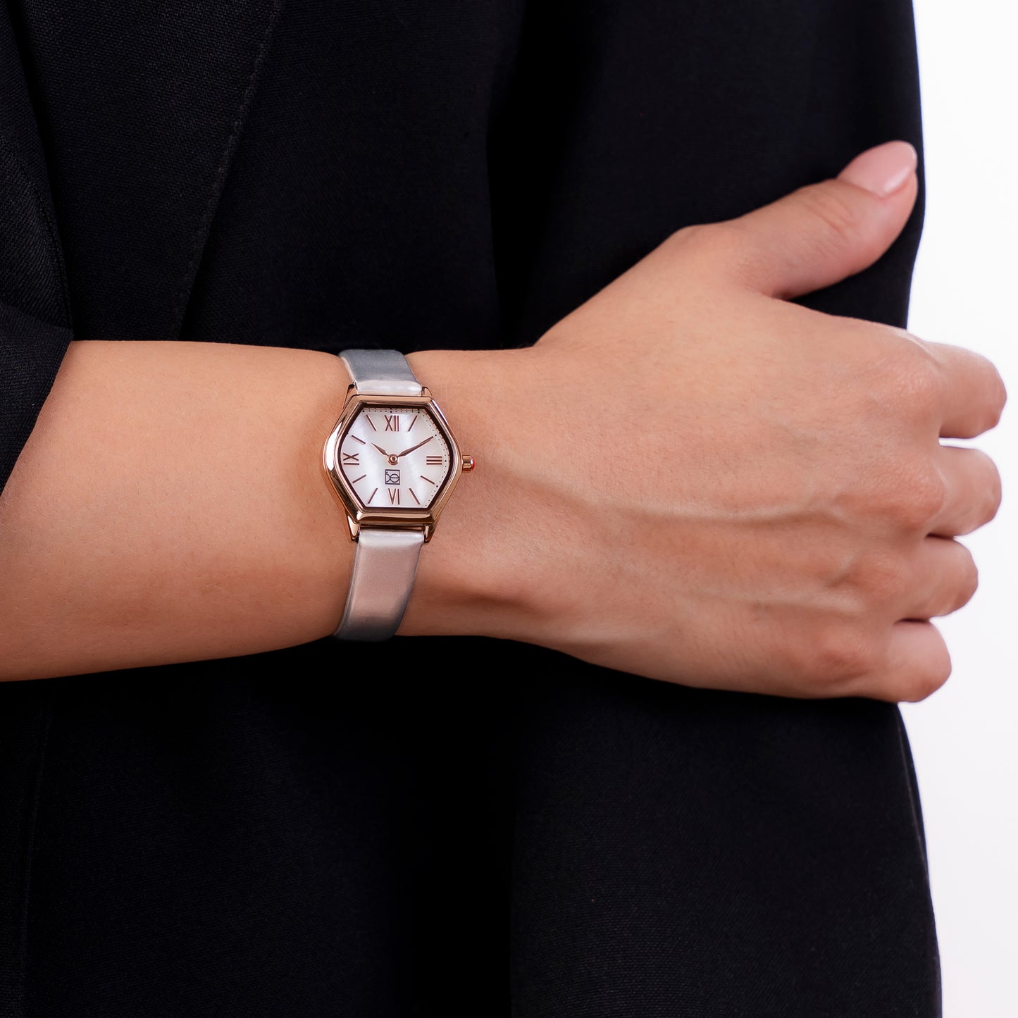 Reloj Cloe Análogo para Dama con Carátula Hexagonal y Correa de Tactopiel OE2626
