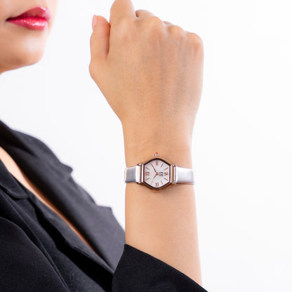 Reloj Cloe Análogo para Dama con Carátula Hexagonal y Correa de Tactopiel OE2626