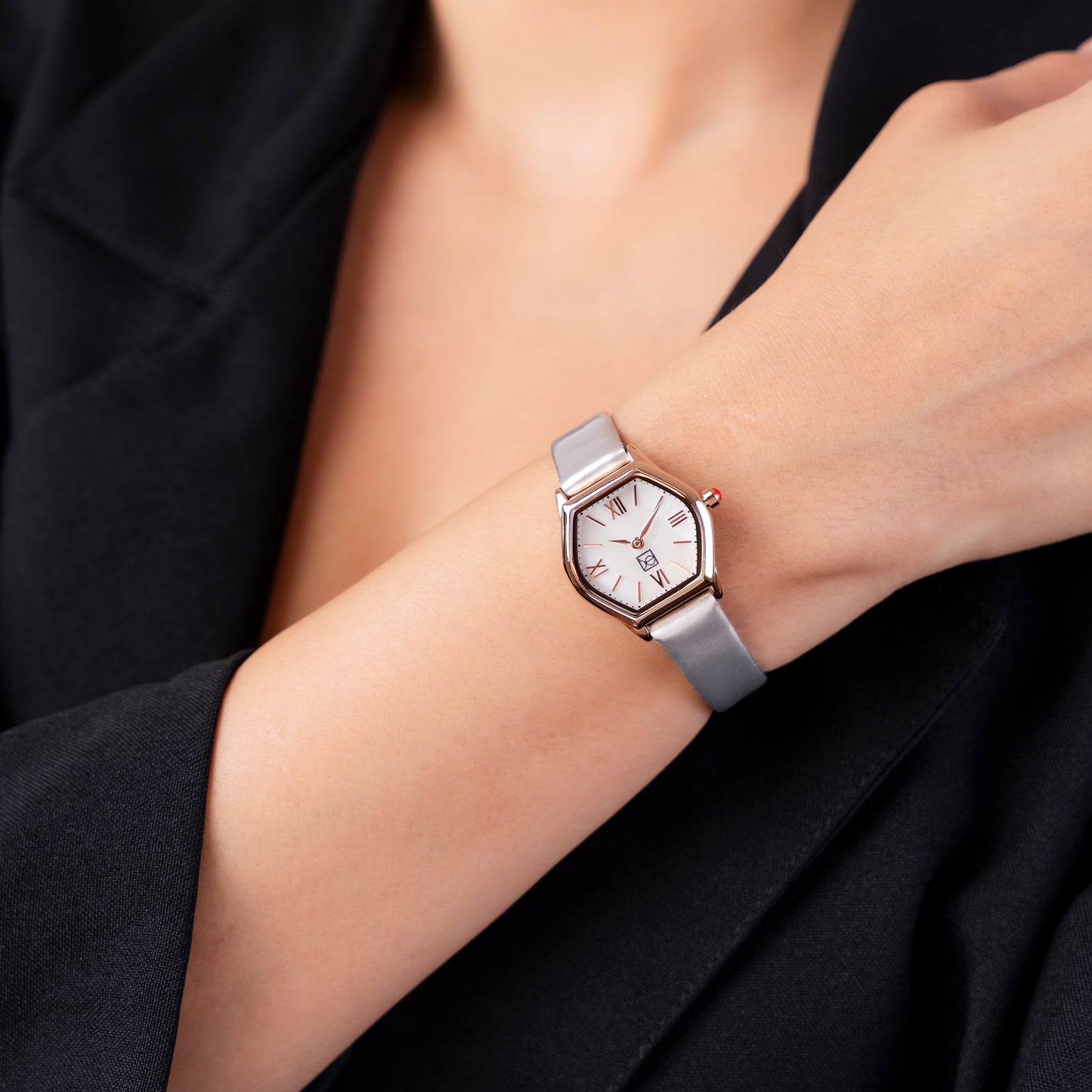 Reloj Cloe Análogo para Dama con Carátula Hexagonal y Correa de Tactopiel OE2626