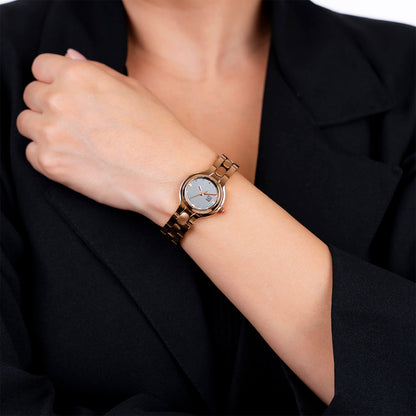 Reloj Cloe Análogo para Dama con Carátula Metálica y Extensible de Acero Inoxidable OE2627