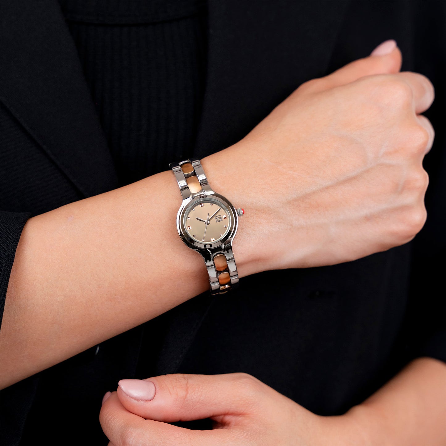 Reloj Cloe Análogo para Dama con Carátula Metálica y Extensible de Acero Inoxidable OE2627