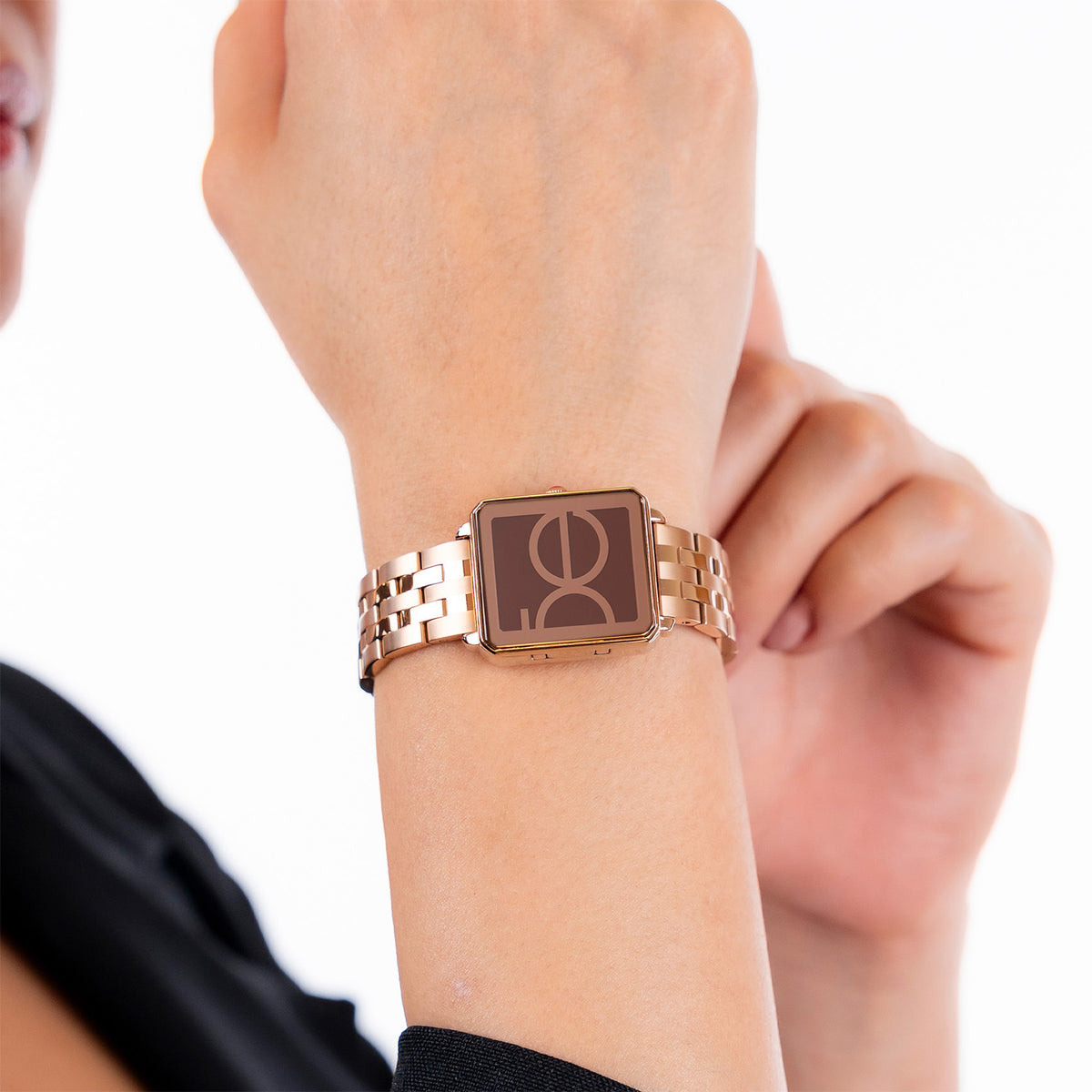 Reloj Cloe Análogo para Dama con Caja Estilo Relicario y Extensible de Acero Inoxidable OE2628