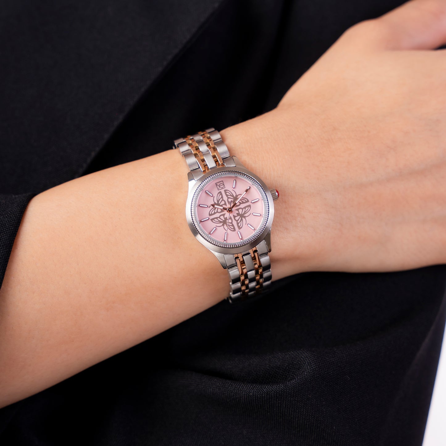 Reloj Cloe Análogo para Dama con Carátula con Diseño de Mariposas y Extensible de Acero Inoxidable OE2629