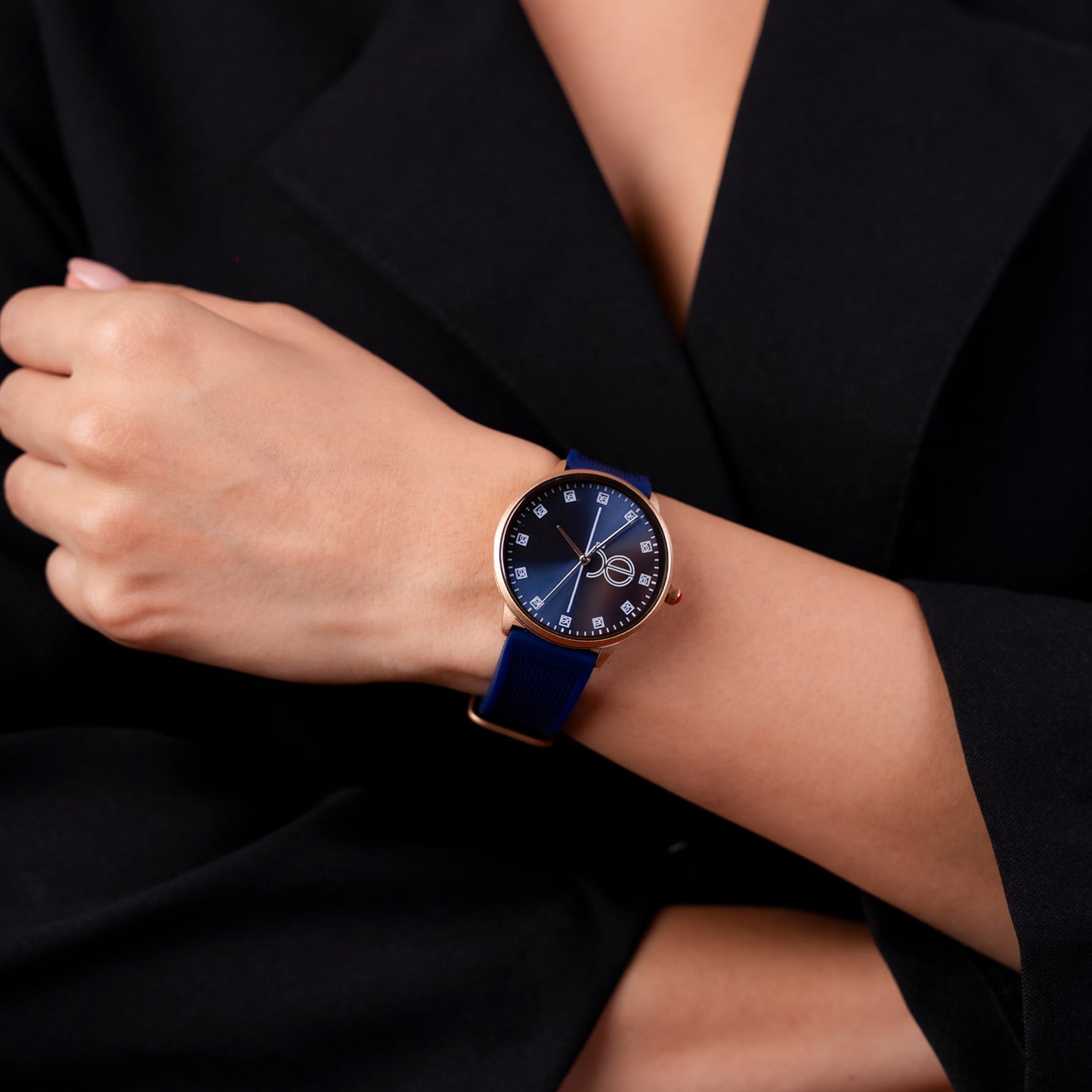 Reloj Cloe Análogo para Dama con Indicadores con elemental y Correa de Silicón OE2630