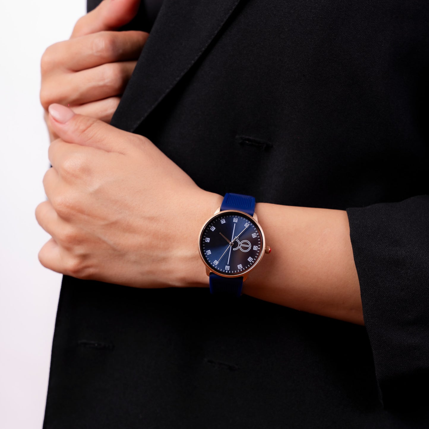 Reloj Cloe Análogo para Dama con Indicadores con elemental y Correa de Silicón OE2630
