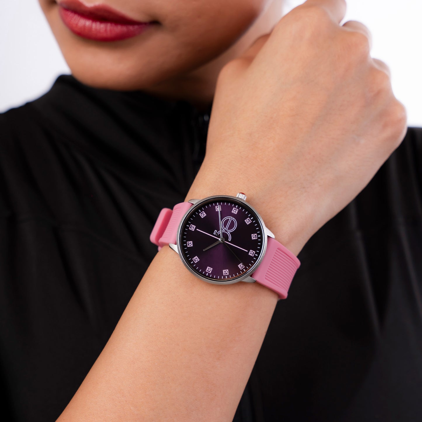 Reloj Cloe Análogo para Dama con Indicadores con elemental y Correa de Silicón OE2630