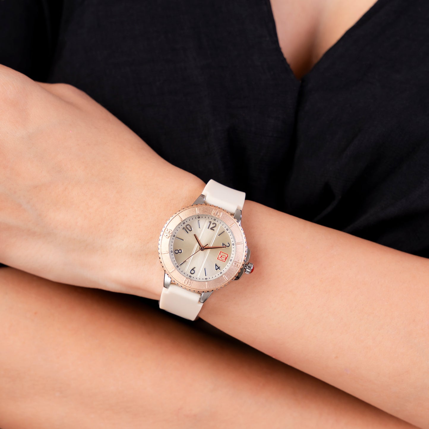 Reloj Cloe Análogo para Dama con Bisel con Simulador y Correa de Silicón