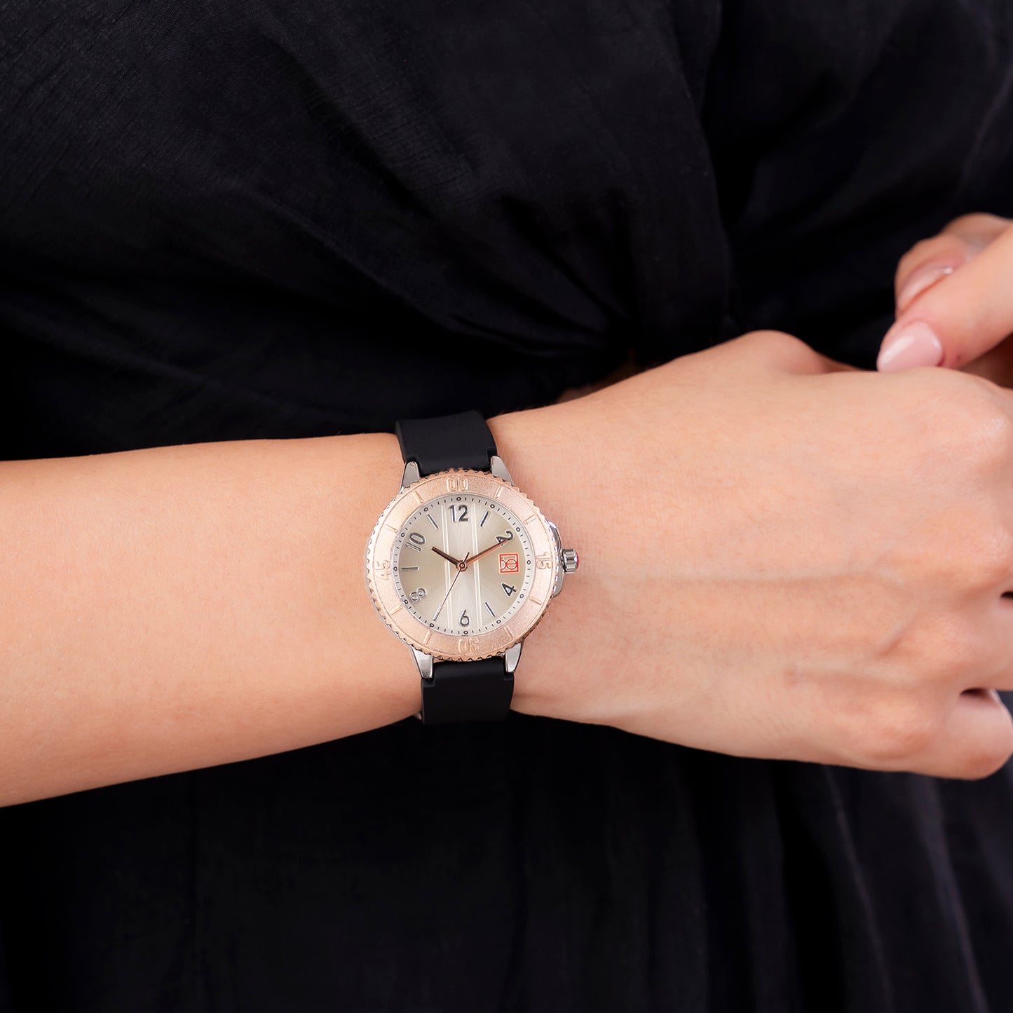 Reloj Cloe Análogo para Dama con Bisel con Simulador y Correa de Silicón