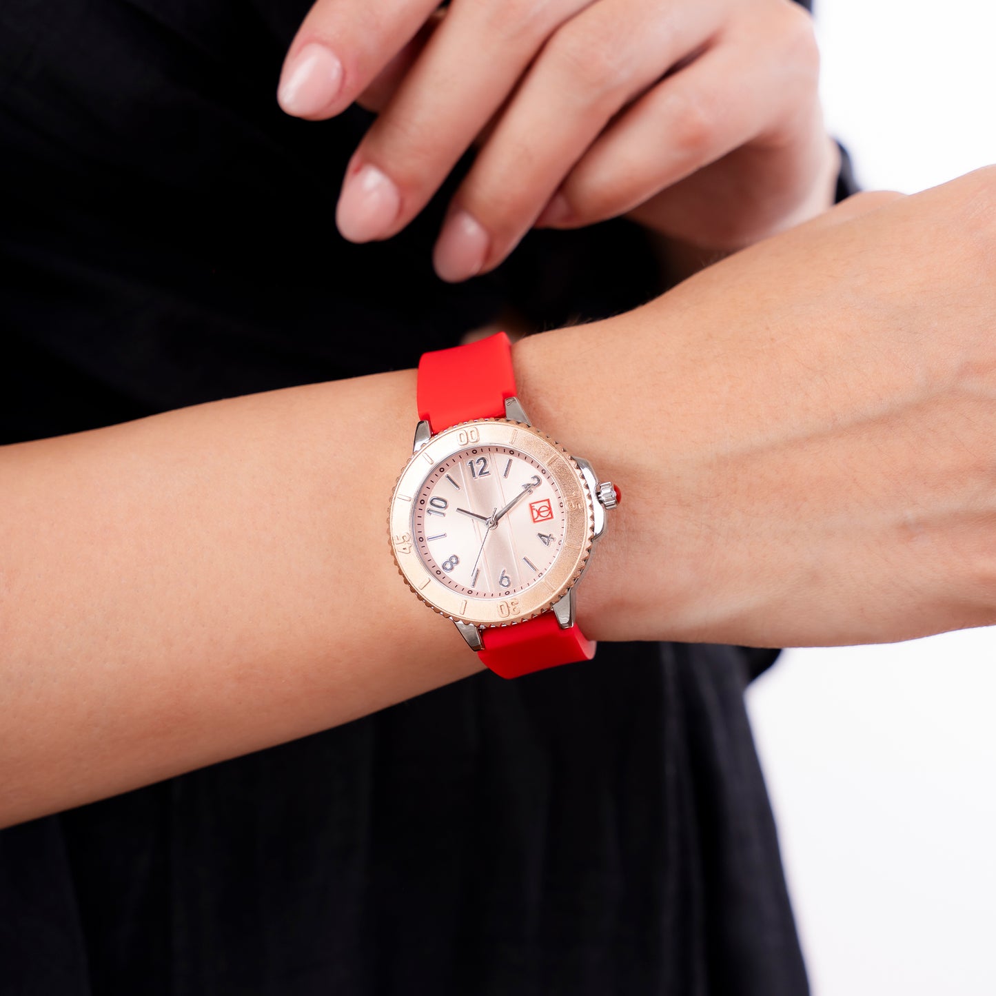 Reloj Cloe Análogo para Dama con Bisel con Simulador y Correa de Silicón