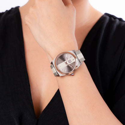 Reloj Cloe Análogo para Dama con Carátula Duo Tono y Correa de Textil