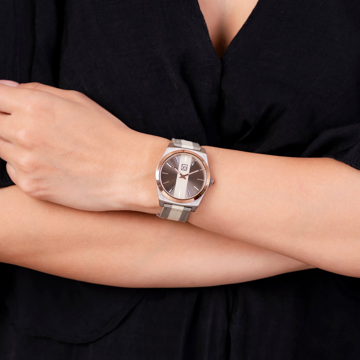 Reloj Cloe Análogo para Dama con Carátula Duo Tono y Correa de Textil