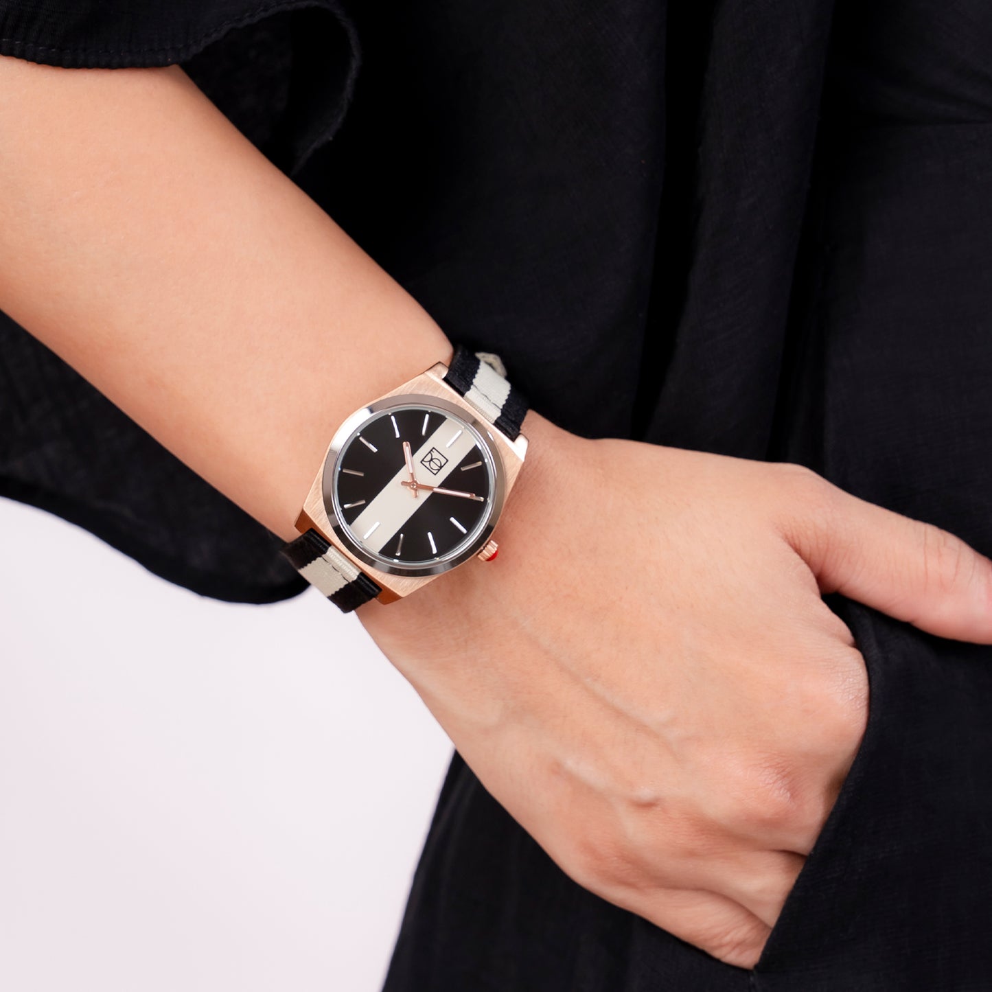 Reloj Cloe Análogo para Dama con Carátula Duo Tono y Correa de Textil