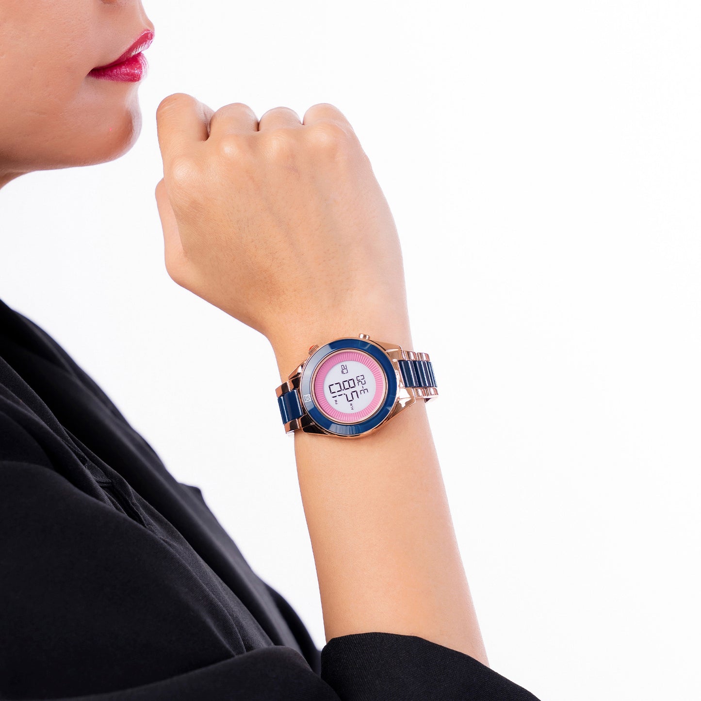 Reloj Cloe Digital para Dama con Bisel Interno Estriado y Extensible de Acero Inoxidable OE2634
