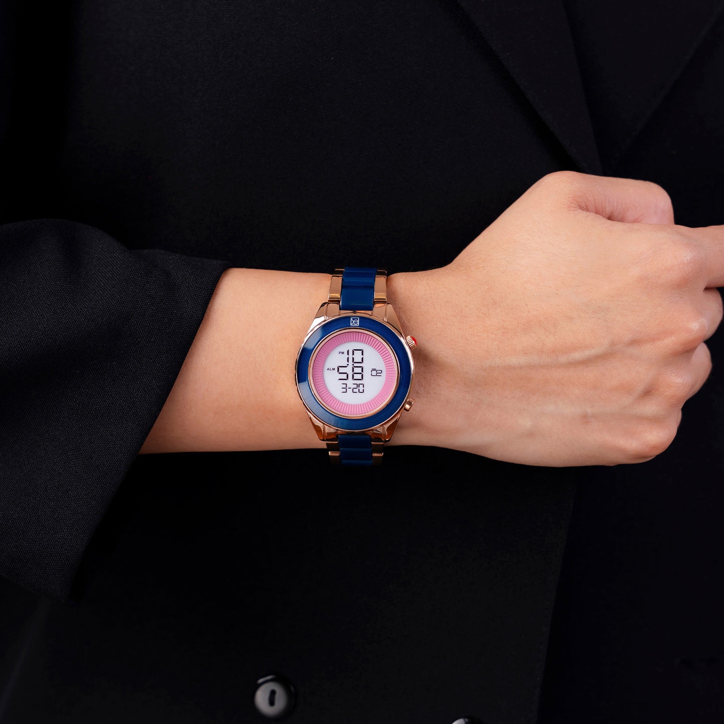 Reloj Cloe Digital para Dama con Bisel Interno Estriado y Extensible de Acero Inoxidable OE2634