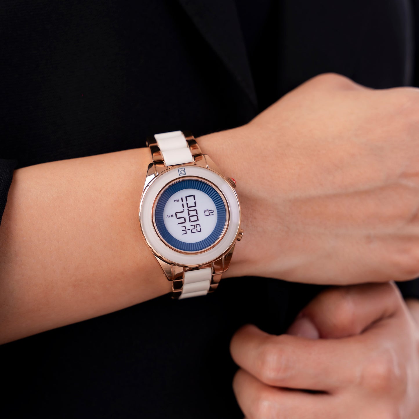 Reloj Cloe Digital para Dama con Bisel Interno Estriado y Extensible de Acero Inoxidable OE2634