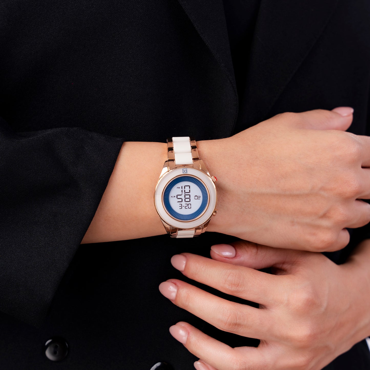 Reloj Cloe Digital para Dama con Bisel Interno Estriado y Extensible de Acero Inoxidable OE2634