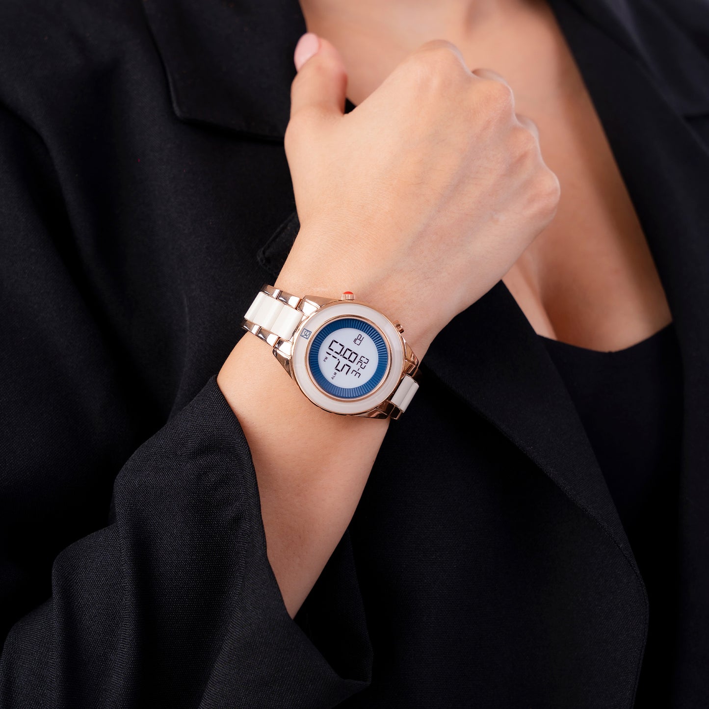 Reloj Cloe Digital para Dama con Bisel Interno Estriado y Extensible de Acero Inoxidable OE2634