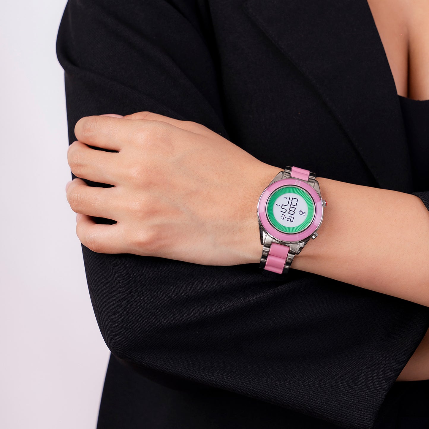 Reloj Cloe Digital para Dama con Bisel Interno Estriado y Extensible de Acero Inoxidable OE2634