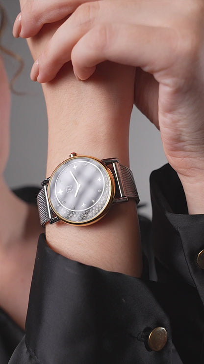Reloj Cloe Análogo para Dama con Pedrería en Forma de Luna y Extensible de Mesh OE2552