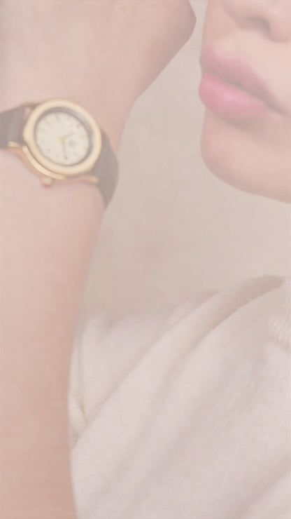 Reloj Cloe Análogo para Dama con Bisel Interno y Correa de Tactopiel OE2530